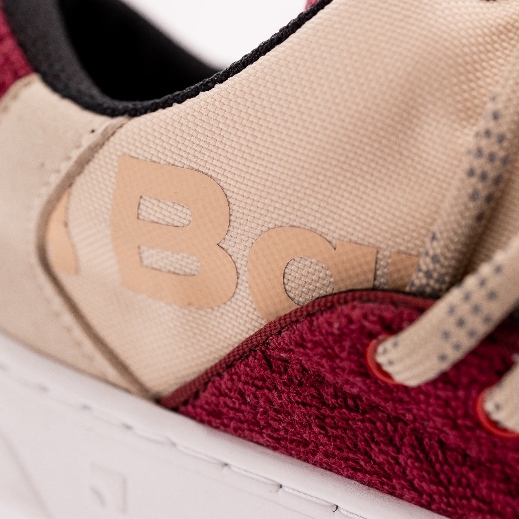 Barebarics Vibe Beige &amp; Red